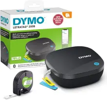 Schwarzer DYMO LetraTag 200B mit Verpackung, Schriftbandkassette und Beispielbeschriftungen.