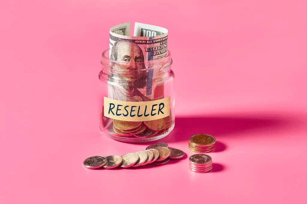 Einmachglas mit der Aufschrift Reseller, gefüllt mit Geldscheinen und Münzen