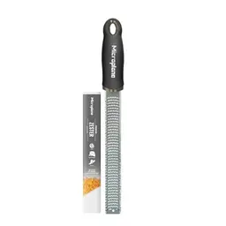 Microplane Zester Küchenreibe in Schwarz für Zitrusfrüchte, Hartkäse, Ingwer und Schokolade