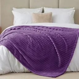 BEDELITE Flauschige Kuscheldecke Lila 220x240 cm - Weiche Flanell Decke für Bett und Dekoration