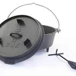 SOUK ONE Dutch Oven Set - Gusseisen Feuertopf mit Deckelheber und Edelstahl Untersetzer (6 L)