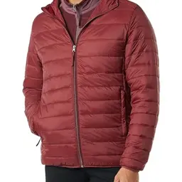 Amazon Essentials Herren Leichte Wasserabweisende Kapuzenjacke, Dunkelrot, Größe M