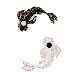 2er Set Fisch-Emaille Pins - Koi Brosche für Kleidung, Taschen und Rucksäcke in Schwarz und Weiß