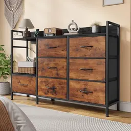 DWVO Kommode für Schlafzimmer mit 7 Stoffschubladen, 2 Steckdosen, 2 USB, TV-Schrank mit Haken – rustikales Braun