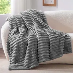 BEDELITE Flauschige Kuscheldecke Grau 125x150 – Weiche Flanell Decke für Sofa und Wohnzimmer