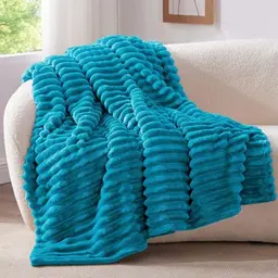 BEDELITE Kuscheldecke - Flauschige Flanell Decke in Türkis 125x150 für Sofa und Wohnzimmer