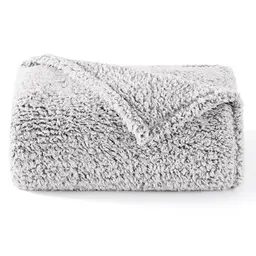 BEDSURE Flauschige Kuscheldecke in Hellgrau – 150x200 cm XL Decke für Sofa und Winter