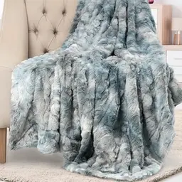 Everlasting Comfort Faux Fur Throw Blanket - Soft and Plush