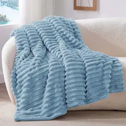 BEDELITE Kuscheldecke Flauschig - weiche Flanell Decke Blau 125x150 als Sofaüberwurf, Hellblau Throw Blanket
