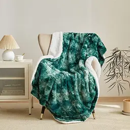Wajade Sherpa Kuscheldecke – Flauschige Decke für Couch und Bett 130 x 160 cm – Dunkelgrün
