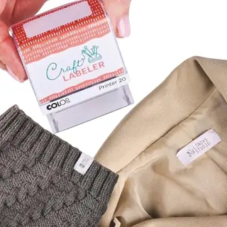 Craft Labeler Set mit 20 Einnähetiketten, 2 Typensets, Pinzette & Positionierungshilfe, waschmaschinenfest bis 90°C
