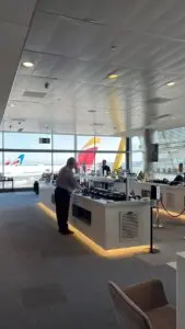 Buffetbereich einer Airport-Lounge mit Blick auf das Vorfeld