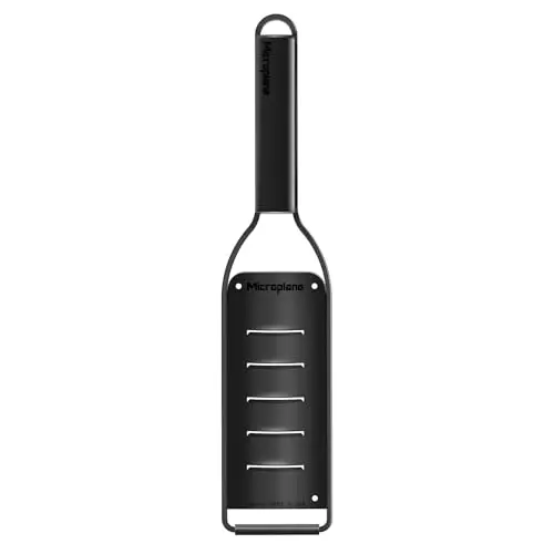 Microplane Küchenreibe mit Edelstahlklinge für Parmesan, Schokolade und Trüffel - Black Sheep Serie