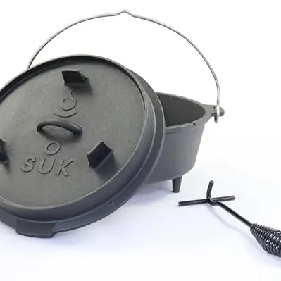 SOUK ONE Dutch Oven Set - Gusseisen Feuertopf mit Deckelheber und Edelstahl Untersetzer (6 L)