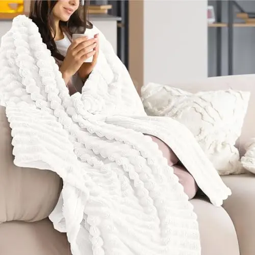 Dreamzie Kuscheldecke Flauschig, 130x150 cm, Weiche Flanell Schlafdecke, Weiß