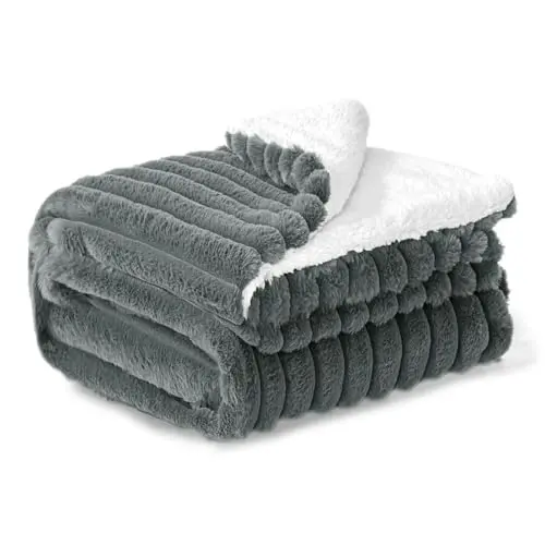 BEDELITE Flauschige Kuscheldecke, 125x150 cm, Grau – Weiche Fleecedecke für Sofa und Wohnzimmer