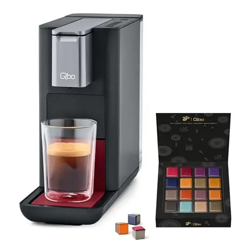 Tchibo Qbo ESSENTIAL Kaffee Kapselmaschine mit 16 recycelbaren Kapseln, kompakt und innovativ, in Dark Berry