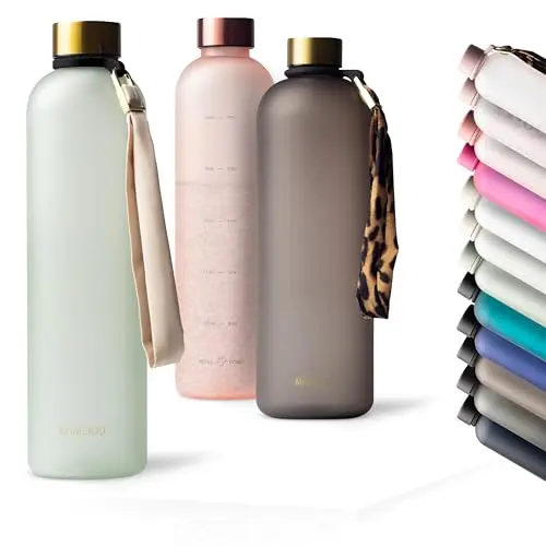 MAMEIDO Trinkflasche 1L mit Zeitmarkierung, auslaufsicher, BPA-frei, ideal für Sport, Büro & Gym (Desert Sage Gold)