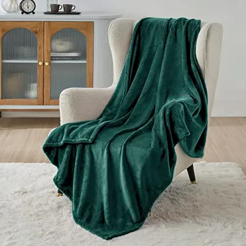 BEDSURE Kuscheldecke 130x150cm, weiche Winter-Fleecedecke, Dunkelgrün, Sofadecke & Couch-Überwurf für Kinder