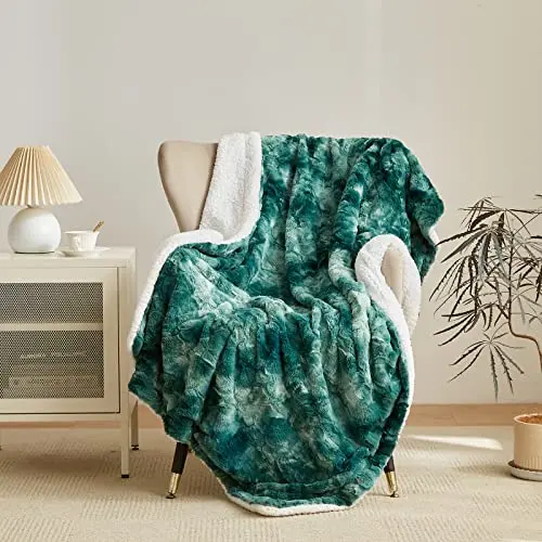Wajade Sherpa Kuscheldecke – Flauschige Decke für Couch und Bett 130 x 160 cm – Dunkelgrün