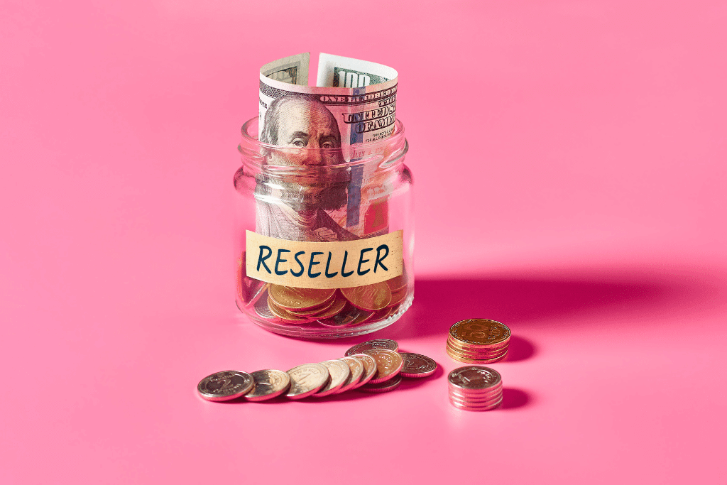 Einmachglas mit der Aufschrift Reseller, gefüllt mit Geldscheinen und Münzen