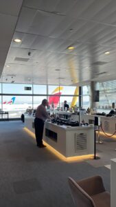 Buffetbereich einer Airport-Lounge mit Blick auf das Vorfeld