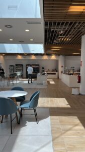 Sitzbereich einer über den Priority Pass zugänglichen Airport-Lounge