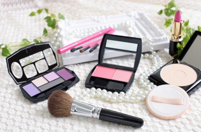 Make-up wie Rouge und Grundierungen gehören zu den besten Dingen, die man auf eBay gewinnbringend verkaufen kann